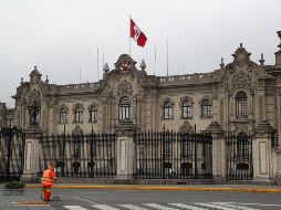 Un trabajador realiza labores de limpieza a las afueras del Palacio de Gobierno, en Lima. En el país se reporta una calma relativa ante esta crisis política. AP/M. Mejía