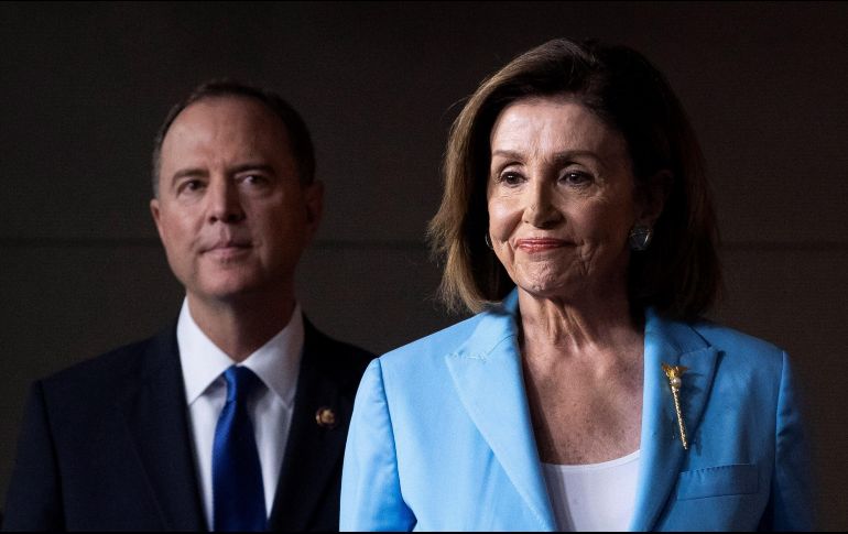 Nancy Pelosi en la conferencia de prensa semanal en el Capitolio en Washington, junto al legislador Adam Schiff. EFE/EPA/M. Reynolds