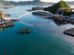 El puente arqueado de 140 metros de largo colapsó el martes en una bahía del este de Taiwán, a unos 60 kilómetros al sureste de la capital, Taipéi. EFE / ESPECIAL