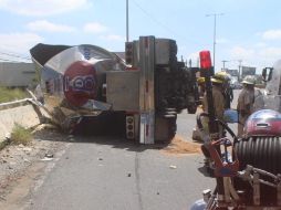 Una pipa vuelca en nodo vial de Periférico y Vallarta
