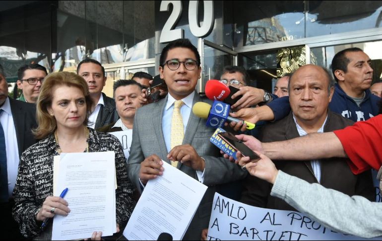 Antonio Vázquez y Paola Miyoga, integrantes de Futuro 21, acudieron a la Fiscalía. TWITTER / @Futuro21OP