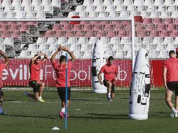 Javier Hernández (izquierda), en el entrenamiento de ayer en Sevilla. EFE