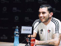 ''Yo creo que se nota en la cancha, me siento un poco más cómodo de contención, de lateral no tanto y lo hice con el profe Hoyos'', dice Zaldívar. TWITTER / @atlasfc