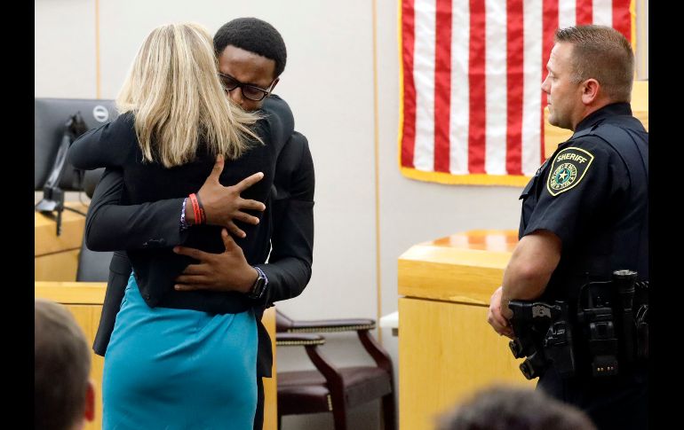 En el centro de la corte, Guyger y el hermano del hombre al que mató se abrazaron durante casi un minuto. AP/The Dallas Morning News/T. Fox