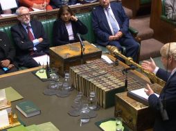 El primer ministro británico Boris Johnson (D) habla frente al líder de la oposición, Jeremy Corbyn (2-I), durante una sesión en la Cámara de los Comunes en Londres. EFE/Parlamento Británico