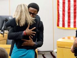 En el centro de la corte, Guyger y el hermano del hombre al que mató se abrazaron durante casi un minuto. AP/The Dallas Morning News/T. Fox