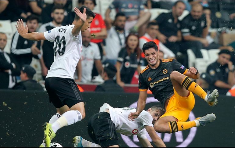 Raúl Jiménez tuvo un duelo complicado ante la defensa del Besiktas. AP