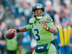 El mariscal de campo de Seattle tuvo una destacada actuación al completar cuatro pases de anotación ante los Rams. AFP