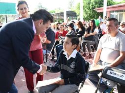 El alcalde Pablo Lemus entregó ayer los primeros apoyos. FACEBOOK/PabloLemusN