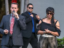 Marysol y Sarita llegaron a la funeraria desde la mañana. EFE / G. Viera