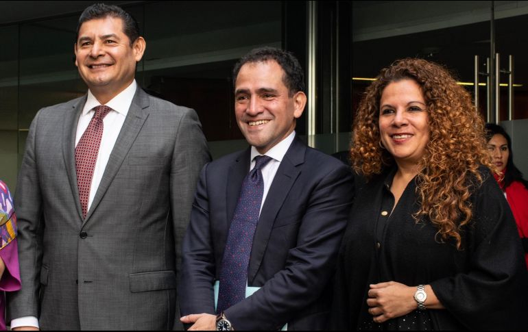 El secretario de Hacienda, Arturo Herrera (c), compareció en el Senado de la República ayer jueves. NTX/O. Aviña