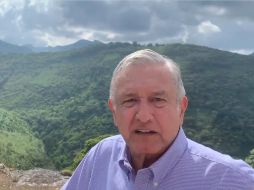 El Presidente les solicitó a diversos servidores públicos tomar nota y apoyar en la reparación de la carretera. TWITTER/@lopezobrador_