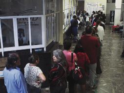 Así lucían las filas para practicarse exámenes que confirmaran el virus del dengue en las clínicas públicas. EL INFORMADOR/E. Barrera