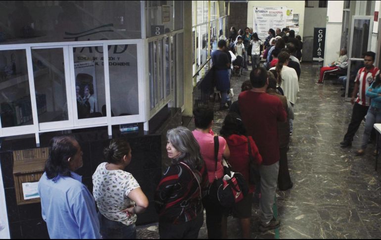 Así lucían las filas para practicarse exámenes que confirmaran el virus del dengue en las clínicas públicas. EL INFORMADOR/E. Barrera