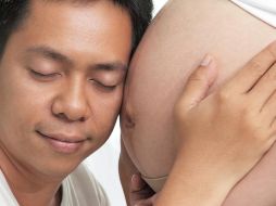 Los hombres también deberían dejar de tomar alcohol antes de la concepción, según un nuevo estudio. GETTY IMAGES