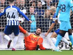 El arquero de los Spurs calculó mal su salida en un centro y entró en la portería con el balón antes de caer y hacerse daño. AFP / G. kirk