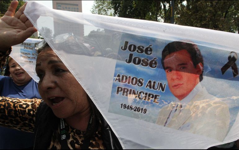 Mayer comenta que la viuda del cantante y su hija Sarita no están de acuerdo con que el cuerpo sea trasladado a México. EFE / M. Guzmán