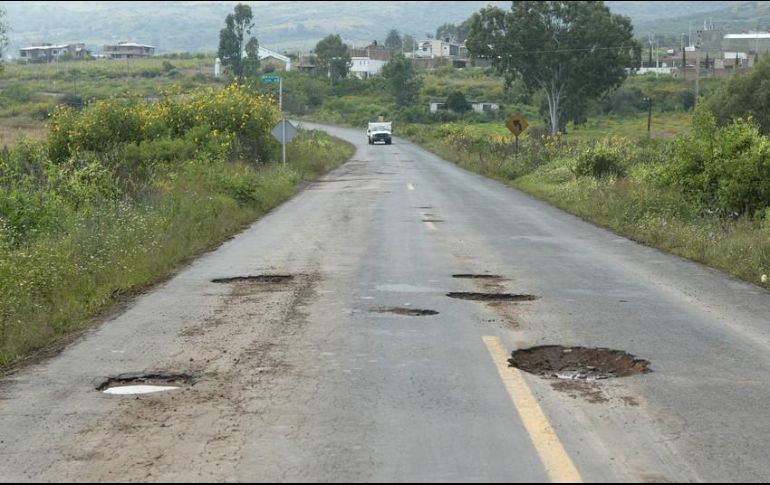López Obrador reclama a presidentes municipales y a los gobernadores -en especial al de Morelos, Cuauhtémoc Blanco- el descuido en caminos estatales; califica esta situación como 