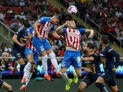 Los jugadores de Chivas. Hiram Mier (i) y Manuel Mayorga (2-i), disputan el balón con Andrés Iniestra (2-d) y Luis Quintana (d), de Pumas, este sábado. EFE/F. Guasco
