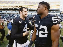 Derek Carr y Khalil Mack, reclutados por los Raiders en 2014, se verán de nuevo las caras, pero ahora como rivales. AFP