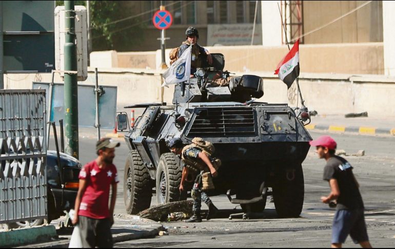 Elementos estatales aseguran el área próxima  a un puente en la Plaza Tahrir. AFP