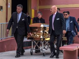 Familiares y fanáticos de José José le dan el último adiós en Miami. EFE / G. Viera