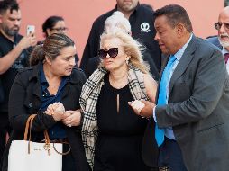 En la imagen, Sara Salazar, viuda de José José llegando al Miami Dade County Auditorium. AP / G. de Cardenas