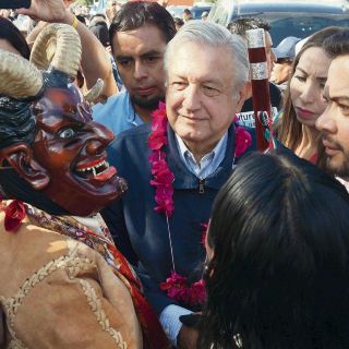 Arremete AMLO contra altos sueldos