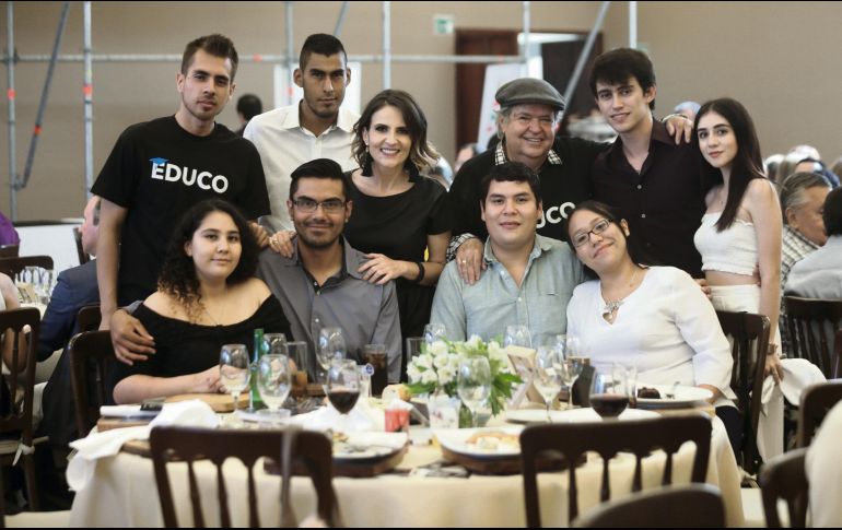 En la velada se vivió una tertulia familiar, gente de todas las edades comió delicioso; esta reunión ayudó a que los jóvenes jaliscienses puedan continuar con sus estudios universitarios. EL INFORMADOR / F. Atilano
