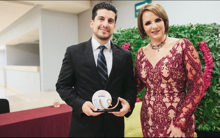 La presidenta de la Fundación Voluntarias Contra el Cáncer A. C., Esther Cisneros, se muestra feliz de haber celebrado y apoyado un año más el programa “Reconstruyendo Vidas”. En la foto, está acompañada por Luis Torres Esquer, Director de Marca de Electrolit, cuya empresa Laboratorios PISA ha hecho un esfuerzo continuo por seguir apoyando este proyecto. EL INFORMADOR / G. Gallo 