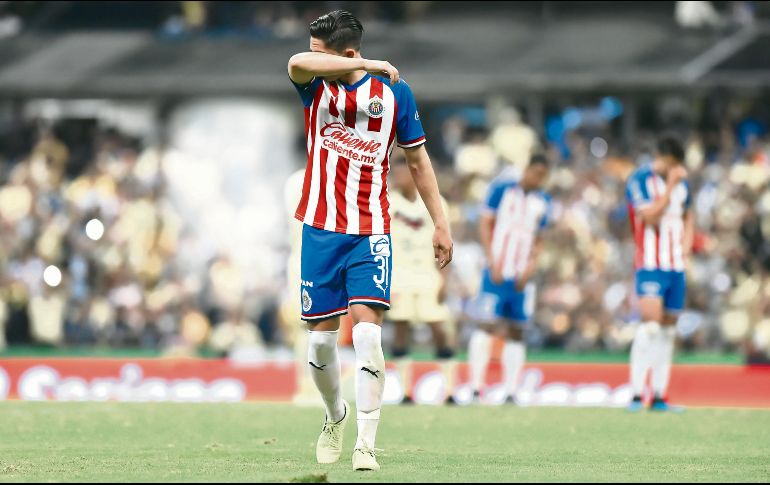 La crisis del cuadro rojiblanco también impacta a los jóvenes, como sucedió a Alan Cervantes en el Clásico Nacional. Después fue César Huerta. IMAGO7