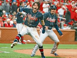 Dansby Swanson (izq.) fue el hombre clave de los Bravos en el noveno inning. Atlanta se pone a una victoria de ir a la Serie de Campeonato de la Nacional. AFP / S. Kane