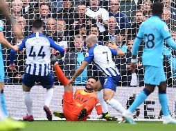 Lloris sufrió una espectacular lesión en el codo izquierdo tras cometer un error que le costó el primer gol en contra a su equipo en el minuto tres. AFP / ARCHIVO
