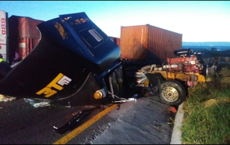 El accidente se registró la mañana de este lunes en el kilómetro 135 de la carretera que conduce de San Juan de los Lagos a Lagos de Moreno. ESPECIAL / Protección Civil Jalisco