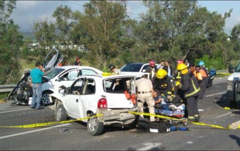 Personal de Protección Civil Zapopan acudió al punto para extraer el cuerpo y proceder con el retiro de los autos tras los peritajes. ESPECIAL