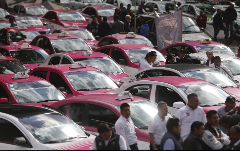 Taxistas se movilizan desde distintos puntos de la Ciudad de México en protesta contra las plataformas de transporte. EFE/S. Gutiérrez