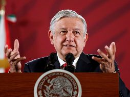 Andrés Manuel López Obrador bromeó sobre la supuesta existencia del ''teléfono rojo'', el cual presuntamente permite al Ejecutivo comunicarse con otros funcionarios: ''la he usado dos veces'', dijo. EFE / J. Méndez