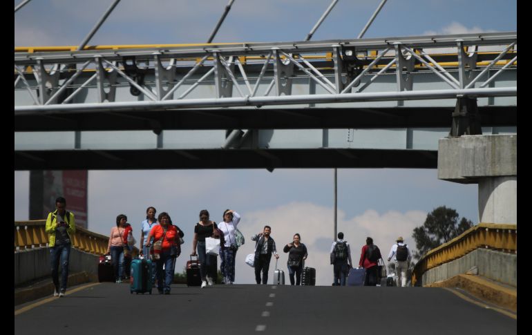 Pasajeros llegan y salen caminando de la terminal. NTX/E. Álvarez