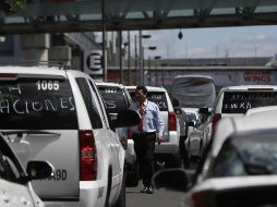 Taxistas cierran los accesos viales a la Terminal 1 del Aeropuerto de la Ciudad de México. NTX/E. Álvarez