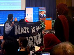 McAleenan trató de hablar por lo menos tres veces, pero al final se fue de el Centro de Leyes de la Universidad de Georgetown. AP/C. Long