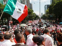 Los taxistas se comprometieron a mejorar y modernizar su servicio y las autoridades a revisar las condiciones en las que operan las empresas que utilizan aplicaciones. NTX / R. Solís