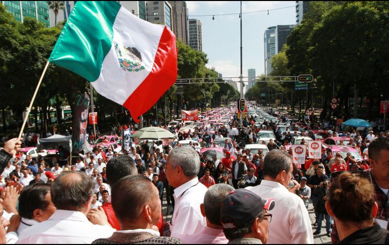 Los taxistas se comprometieron a mejorar y modernizar su servicio y las autoridades a revisar las condiciones en las que operan las empresas que utilizan aplicaciones. NTX / R. Solís