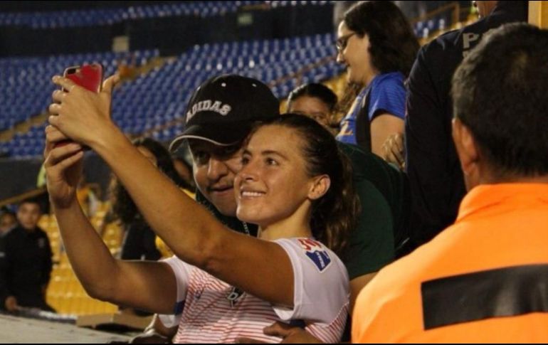 Sofía accedió a tomarse una fotografía con un sujeto sin identificar, en la tribuna, éste habría abusado al poner su mano sobre el pecho de la jugadora. TWITTER