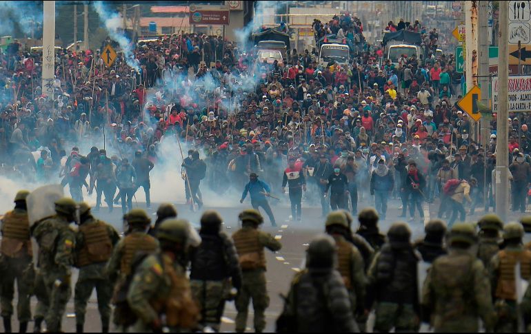 Debido a la magnitud de las protestas, el Gobierno decretó la semana pasada un estado de excepción que restringe derechos ciudadanos y faculta al Estado a hacer requisiciones. AFP/R. Buendía