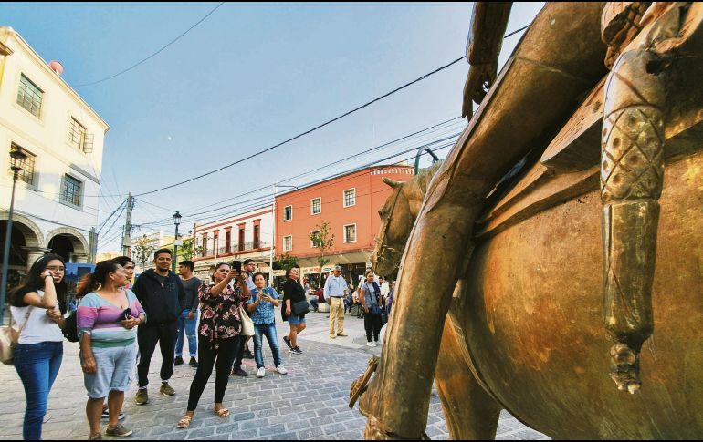 La escultura del artista Jorge Frausto fue presentada la noche del domingo pasado y no ha sido culminada; surgió la confusión de que le faltaban piezas. EL INFORMADOR / A. Camacho