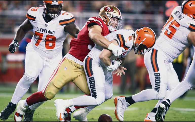 Nick Bosa se convirtió en uno de los hombres clave de la defensa de San Francisco al capturar en dos ocasiones a Baker Mayfield (#6) y forzar un balón suelto. AFP / E. Shaw