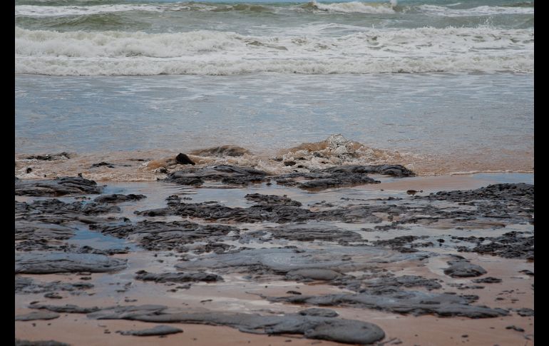 Petróleo derramado en Pirambu, Sergipe, en una imagen del 25 de septiembre. AFP/ADEMAS/Marcos Rodrigues