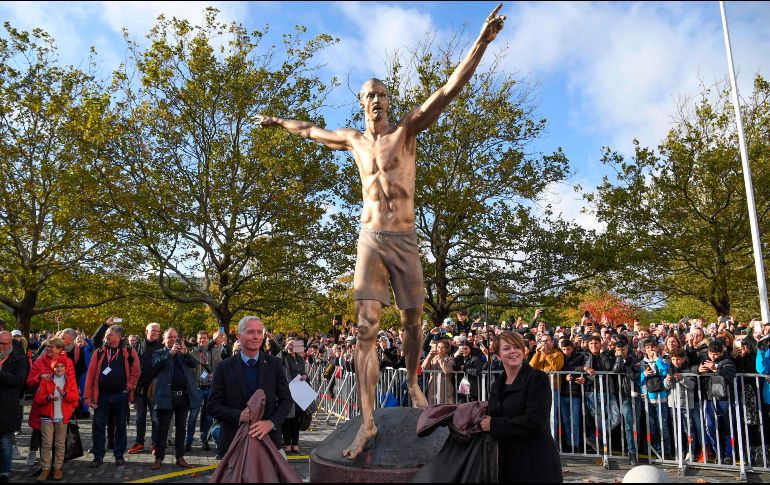 La estatua en bronce, de casi 3 metros y unos 500 kilos de peso muestra al jugador en pantalón corto, alzando los brazos en uno de sus típicos gestos de celebración de un gol. AFP / J. Nilsson