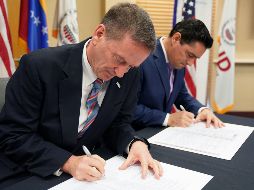 El acuerdo fur firmado en la sede de la Agencia Estadounidense para el Desarrollo Internacional (Usaid) por su director, Mark Green, y el venezolano Carlos Vecchio. TWITTER/@USAIDMarkGreen