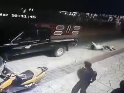 El funcionario fue rescatado por elementos de la Policía Municipal luego de ser arrastrado unos metros por la calle. ESPECIAL/CAPTURA DE VIDEO